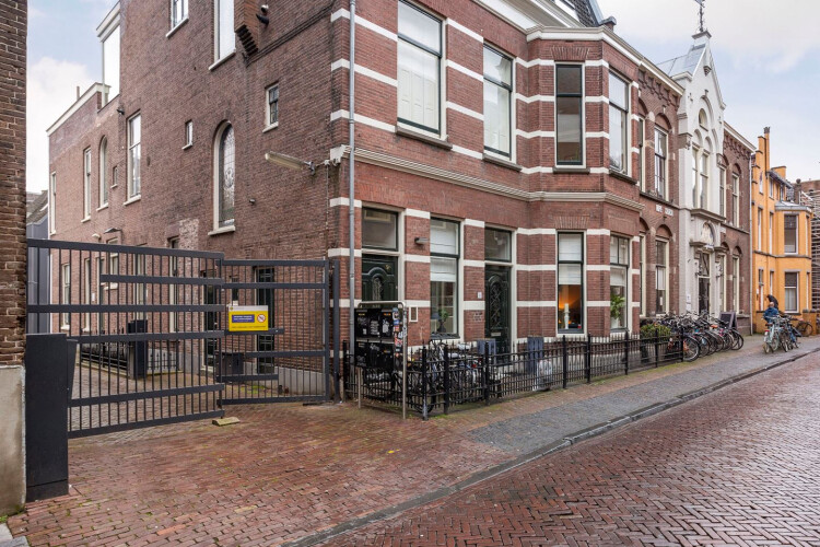 Beveiligde ingang naar studio