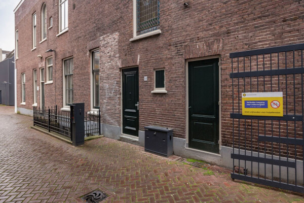 Rechterdeur is voordeur naar studio in souterrain