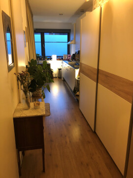 Gangpad met ruime kledingkast, twee deuren naar de berging en badkamer